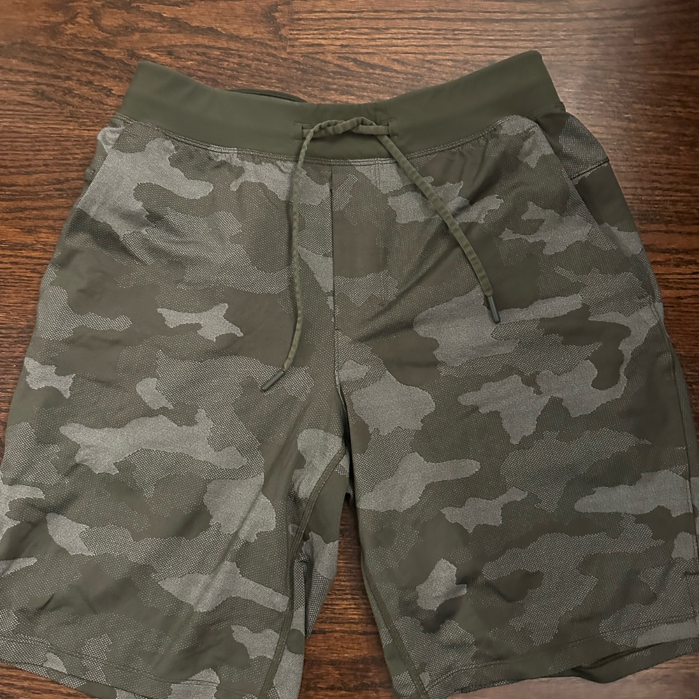 green camo Lulu lemon 9 inch mens shorts with liner